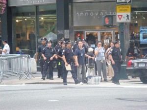 Wohin das Auge reicht - Polizisten MIT Uniform...