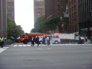 Die einfache aber effiziente Sperre der 42nd Street auf Höhe 2nd Ave mit Blickrichtung UNO.